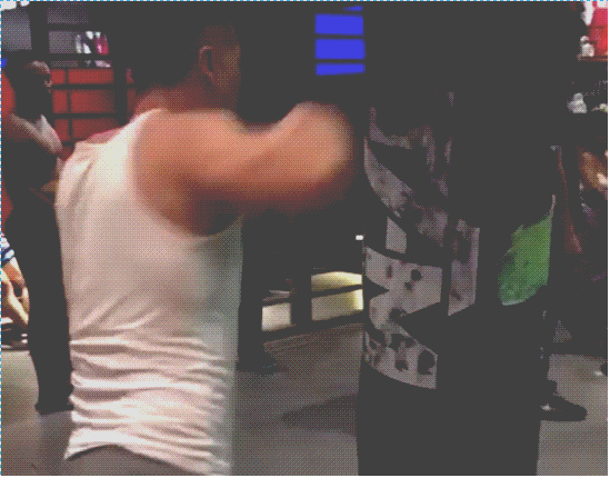 54岁甄子丹发布拳击沙袋视频,却被嘲讽不如李小龙