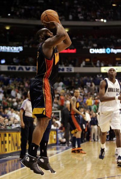 图文季后赛勇士9785小牛戴维斯三分线外出手