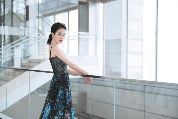 这身抹胸礼服真是把白鹿的美衬托的淋漓尽致.