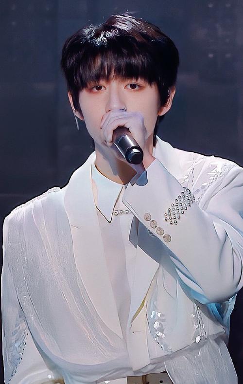 朱志鑫|『美少年』舞台造型图一览  从青涩到逐渐成熟,台风也越来越