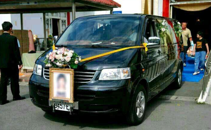 开车碰到婚车或者出殡车该怎么做?老司机:记住这几个规矩就好!