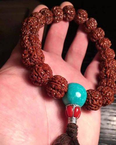 和绿松石搭配起来最美,能给人一种视觉上强烈的冲击,尤其是搭配大金刚