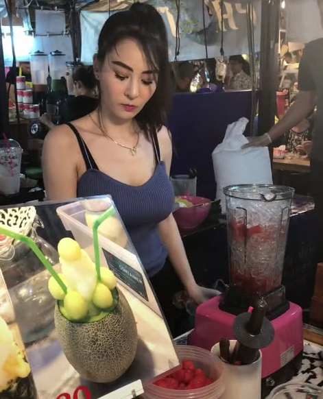 泰国水果西施走红,转身暴露性别,网友:好看的都是小哥哥!