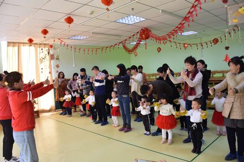 金色摇篮龙湖幼儿园托二班"迎新年,庆元旦,家园同乐会