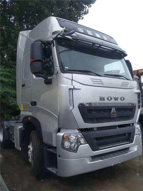 440马力银色豪沃t7h牵引车