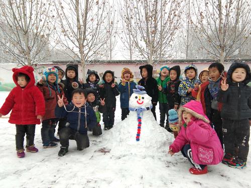 幼儿园2018户外活动堆雪人