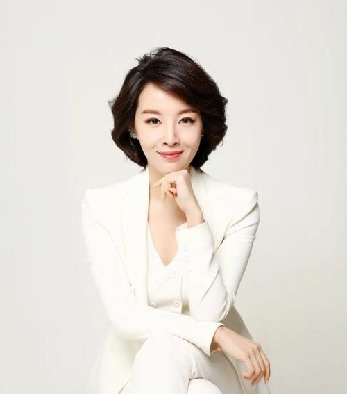 央视4位女主持人新亮相主持水平获康辉董卿点赞颜值不输李红