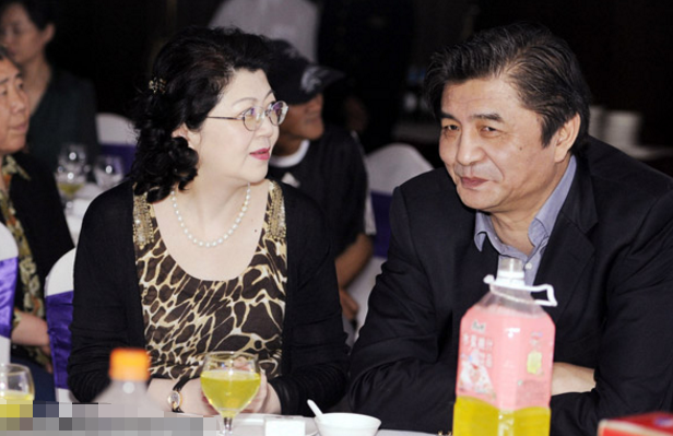 如今的汪嘉伟在辞去中国男排教练后当起了一位商界大亨,身价不