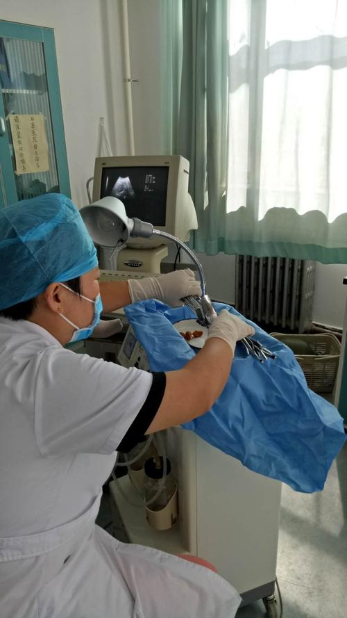 张梅霞主任在妇科小手术室操作