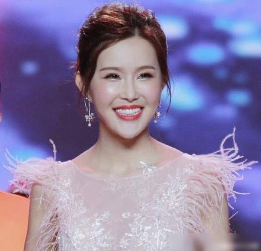 主持人杨雅淇采访钟南山被骂惨了,删除近千条评论,停更微博