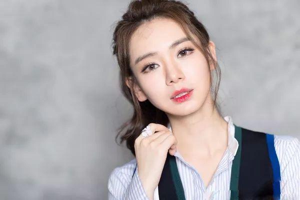 曾经的四小花旦靠女儿翻身如今的戚薇颜值跌的不敢认