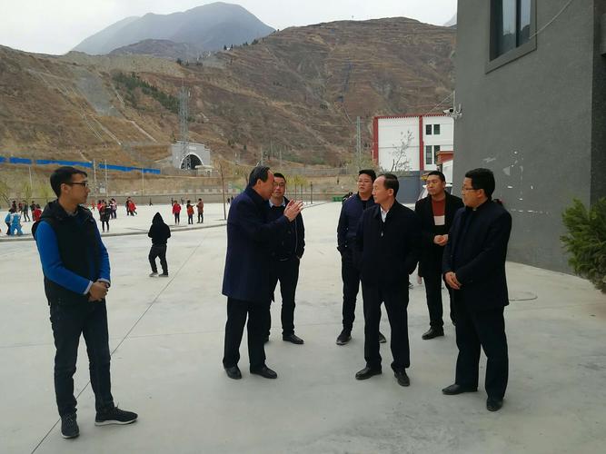 学校工作要紧抓教学质量这条生命线 ——武都教育局局长刘海东深入