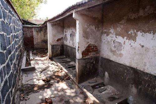 年代,甚至有来华外宾表示: "中国的美味佳肴享誉全球,中国的公共厕所