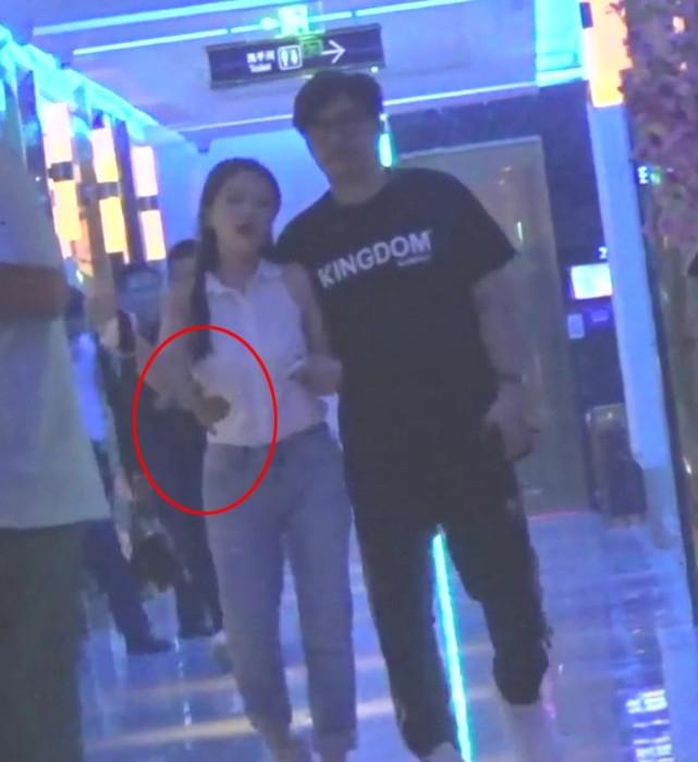 再爆王岳伦清醒状态下与女子搂腰,婚姻不怕出轨,最怕再三的欺骗