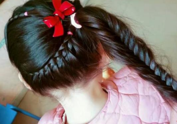 幼儿园老师给孩子扎头发宝妈看后怒斥咋不给自己孩子扎