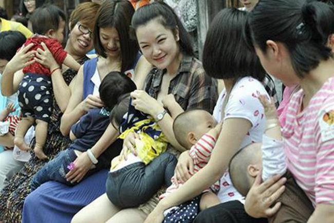 年轻宝妈地铁上喂母乳,遭乘客恶言相对后冷静反驳:我是个妈妈