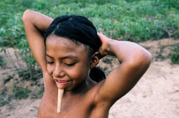 最"另类"的原始部落,"以裸为美"定居丛林,下巴需插16
