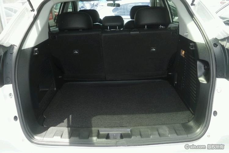 纳智捷优6后备箱