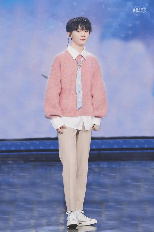 马嘉祺这件粉毛衣好可爱呀软软的