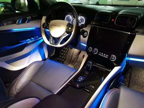 内饰上的改变可以说是这次改装上的一大亮点,将领克02的氛围灯大换装