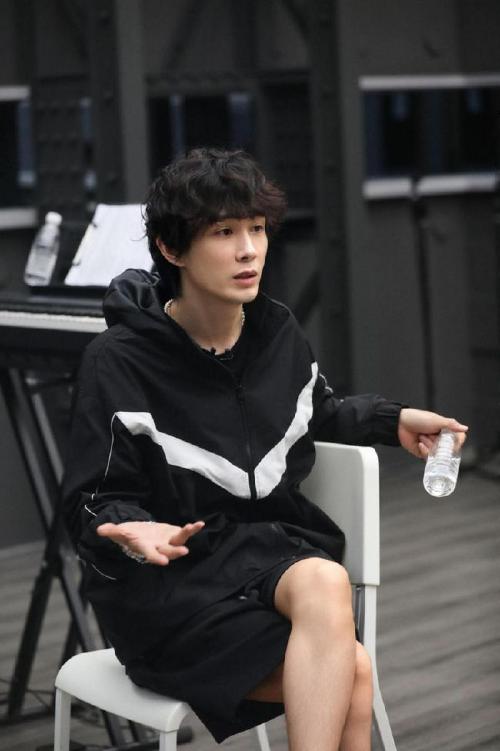 戚薇的快乐大家无法想象李承铉黑色t恤配宽松卫裤休闲百搭