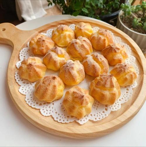 做法超简单的奶油泡芙外皮酥脆内里绵软香甜冷藏后更好吃哟