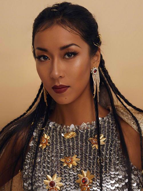 简介:吉克隽逸镂空亮片裙酷飒写真图片,分享一组吉克隽逸图片给大家