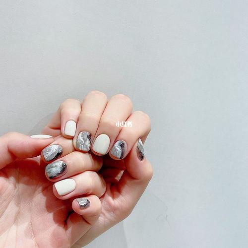 闺蜜93帮我染的指甲款式,颜色简约大气百搭_百搭_美