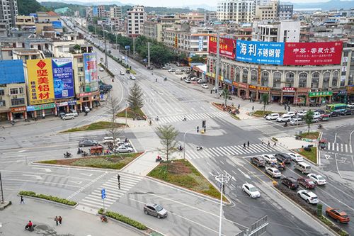 11月19日,原龙圩大转盘改造施工进入收尾阶段,现场交通井然有序.
