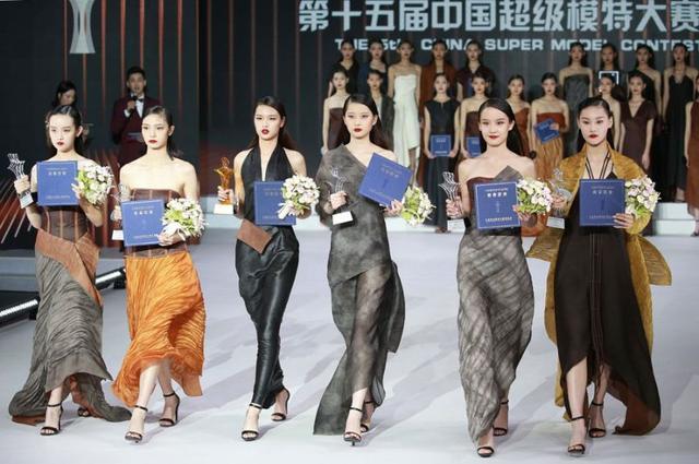 获得第15届中国超级模特大赛总决赛冠亚季军的选手们展示风采
