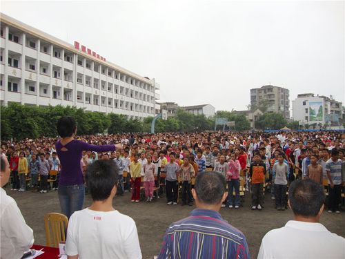 潼南区梓潼初级中学校_校园一角_齐唱红歌