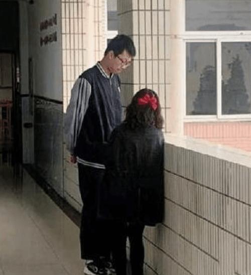 这虽然是好事,但过于高总会给人带来压迫感,而这种无形的压迫,在老师