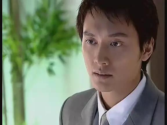 搜了下十年前的冯绍峰 这样的顾二可还行 帅的帅的