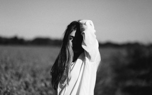 性感欧美美女黑白风格桌面壁纸