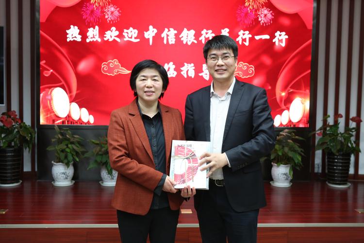 总行杨攀总助向扬子江药业徐丽琴副总赠书.