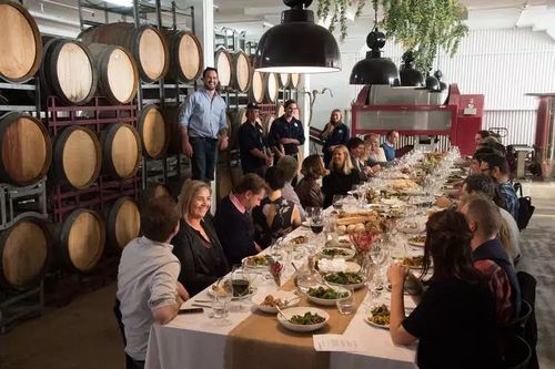 光着脚的alex 早上九点端着红酒杯开喝 葡萄酒品尝 urban winey还有