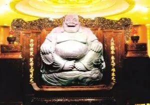 上图这尊翡翠大佛出世于2001年,并在2004年的时