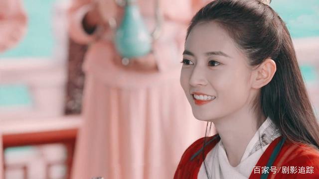 陈钰琪的《镜双城》刚杀青,主演的《昔有琉璃瓦》就