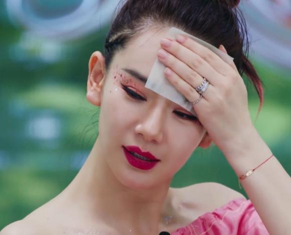 戚薇节目里换"唇色",对比明显,男网友:论口红对女生的重要性