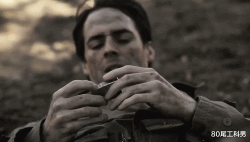 也有部分   网友实验并分享了   zippo打火机对小口径子弹的防御