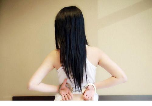 青春少女床上手铐自虐图片