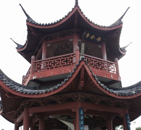 经过老虎洞(南宋古窑遗址,没进去),往上到达凤凰山凤凰亭,(据说这个