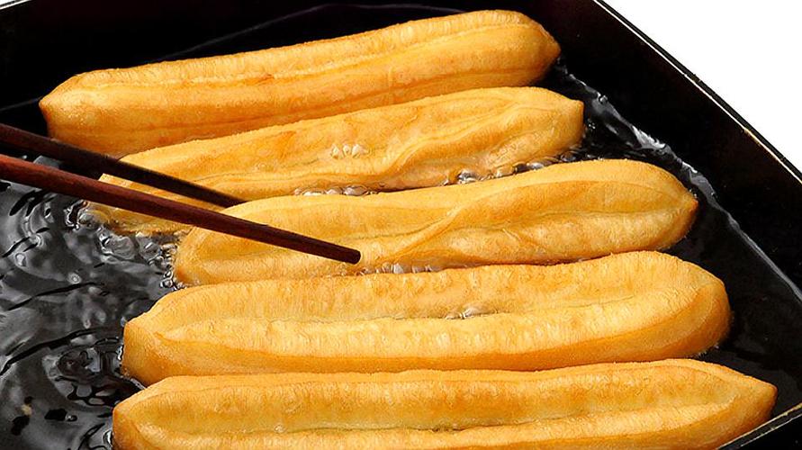 油饼做法,很多人和面就错了,这样做柔软多层,凉了不硬 服务升级 2油条