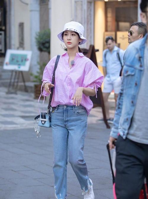 瘦了的杨紫街拍真时尚穿衬衣撸起袖子不土反而潮出新高度