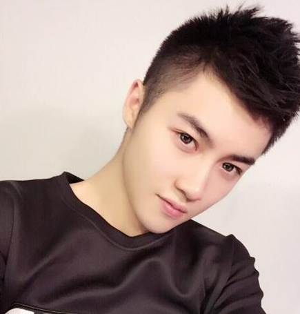 软萌系男生发型图片 毛碎侧发剃配亚麻色