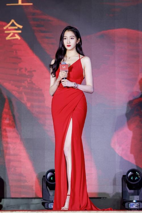 关晓彤 肩宽背厚的问题是焦点中心,稍有不慎,就会显得特别的壮硕.