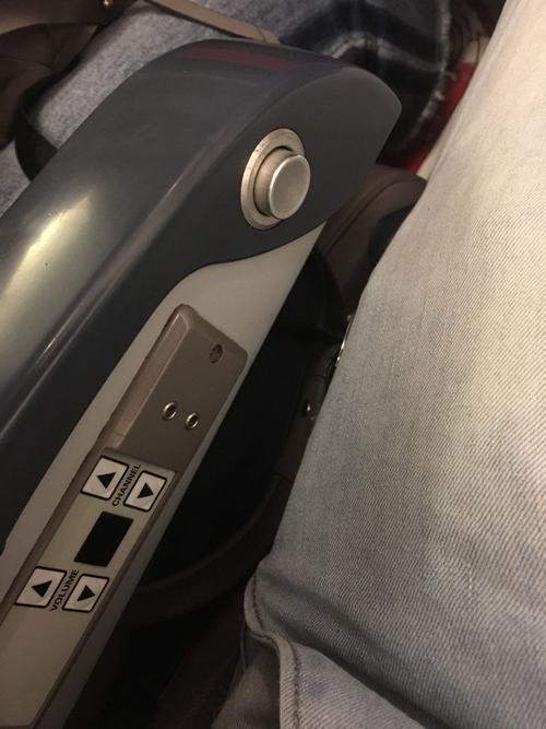 飞机座位上这片位置的按钮是干嘛的?