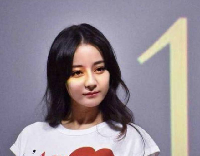 迪丽热巴现身上海,尽显疲惫,网友纷纷喊话热巴:别冻感冒_新浪看点