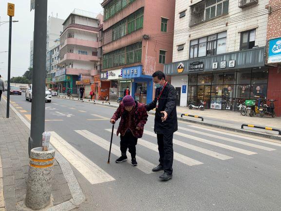 冬至福城街头暖心一幕:你扶老人过马路的姿势,真帅!