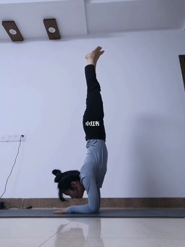 头手倒立转前臂倒立_倒立_瑜伽_瑜伽倒立_运动健身